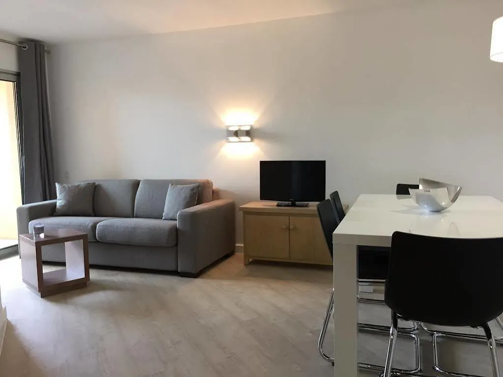 Residence Le Cannes Beach 2*,